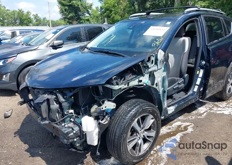 2018 Toyota Rav4 Xle z USA, uszkodzony, nr VIN JTMRFREV8JD235352